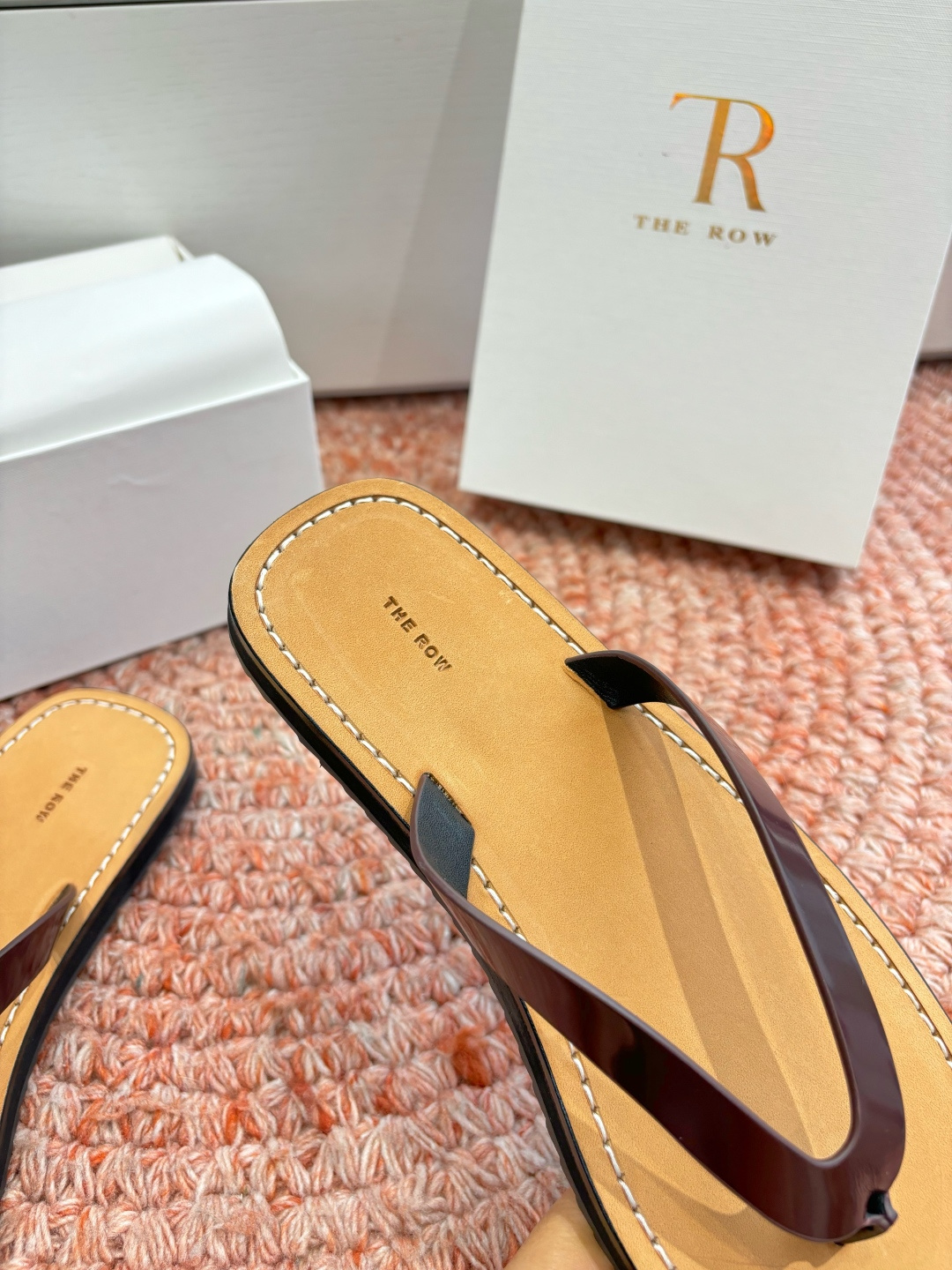 🌾所见即所得G028代购级别the ro*夹脚沙滩拖鞋一定要收了它 有一丢高级又简约的感觉其实除了好看以