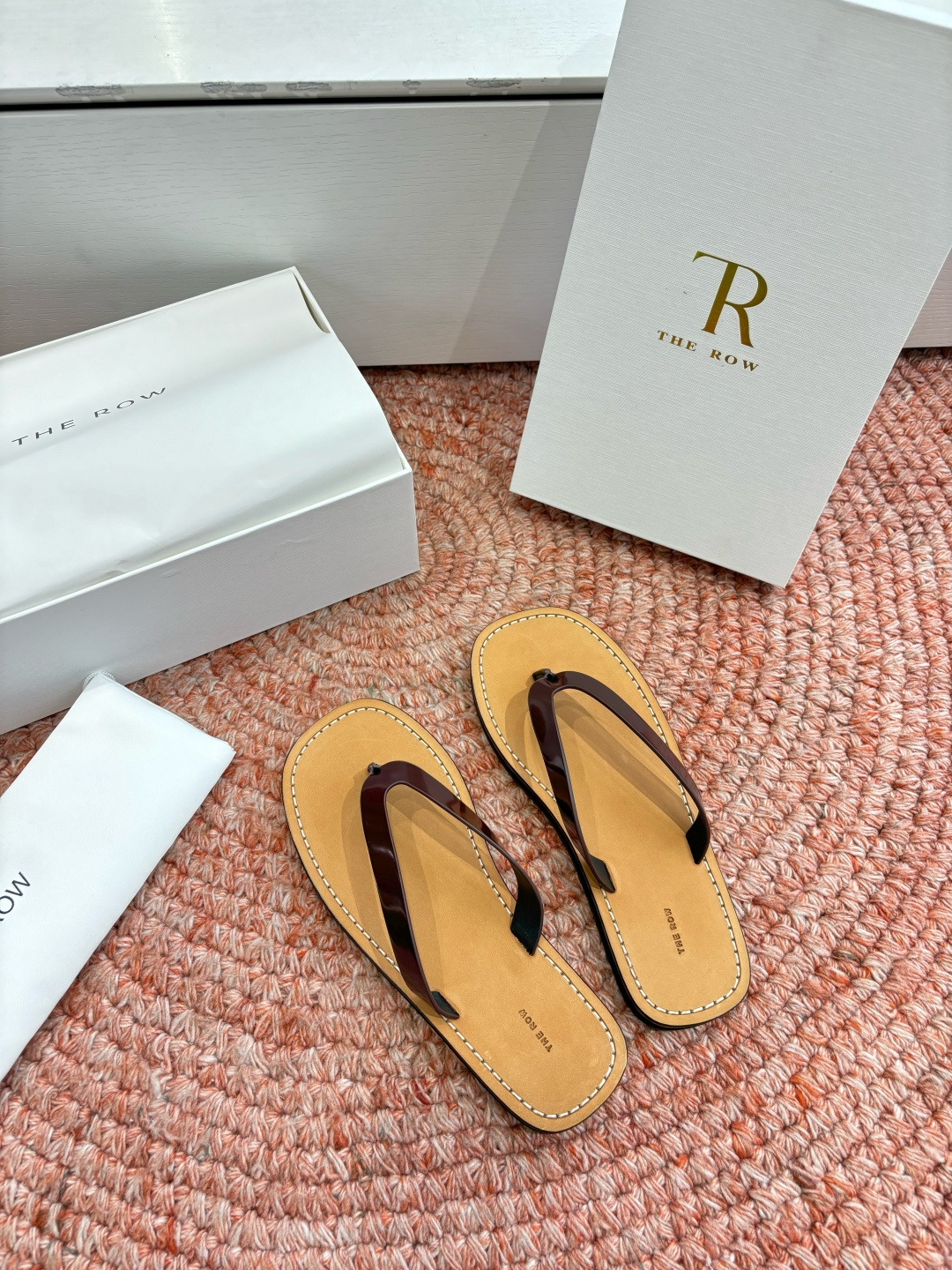 🌾所见即所得G028代购级别the ro*夹脚沙滩拖鞋一定要收了它 有一丢高级又简约的感觉其实除了好看以