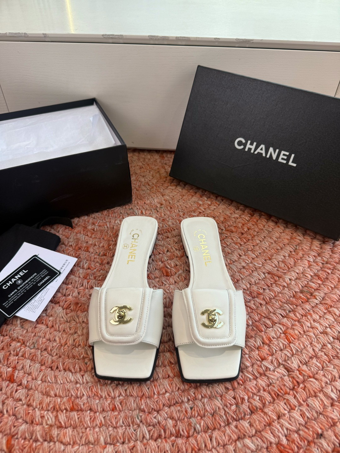 🌾G042😀CHANE*｜小香2026走秀款双C锁扣拖鞋凉鞋当巴黎大皇宫的秀场灯光聚焦于足尖这双走秀款大