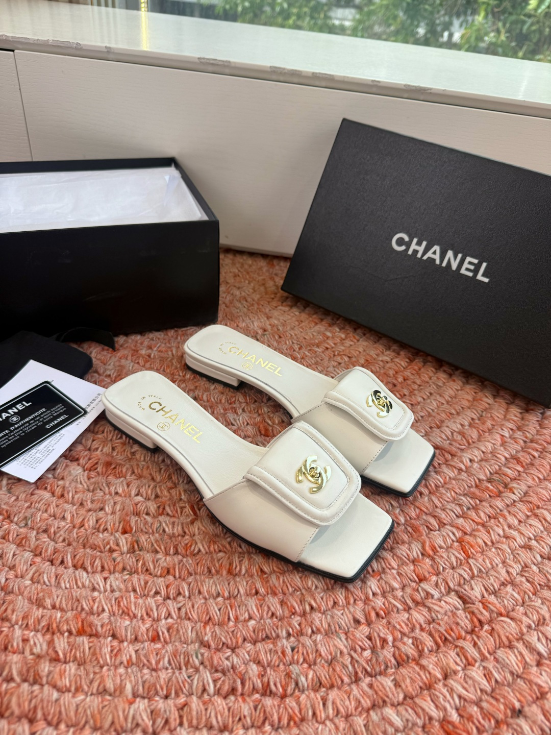 🌾G042😀CHANE*｜小香2026走秀款双C锁扣拖鞋凉鞋当巴黎大皇宫的秀场灯光聚焦于足尖这双走秀款大