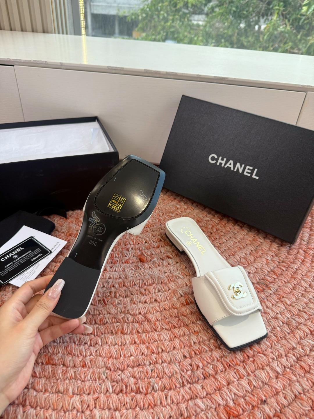 🌾G042😀CHANE*｜小香2026走秀款双C锁扣拖鞋凉鞋当巴黎大皇宫的秀场灯光聚焦于足尖这双走秀款大