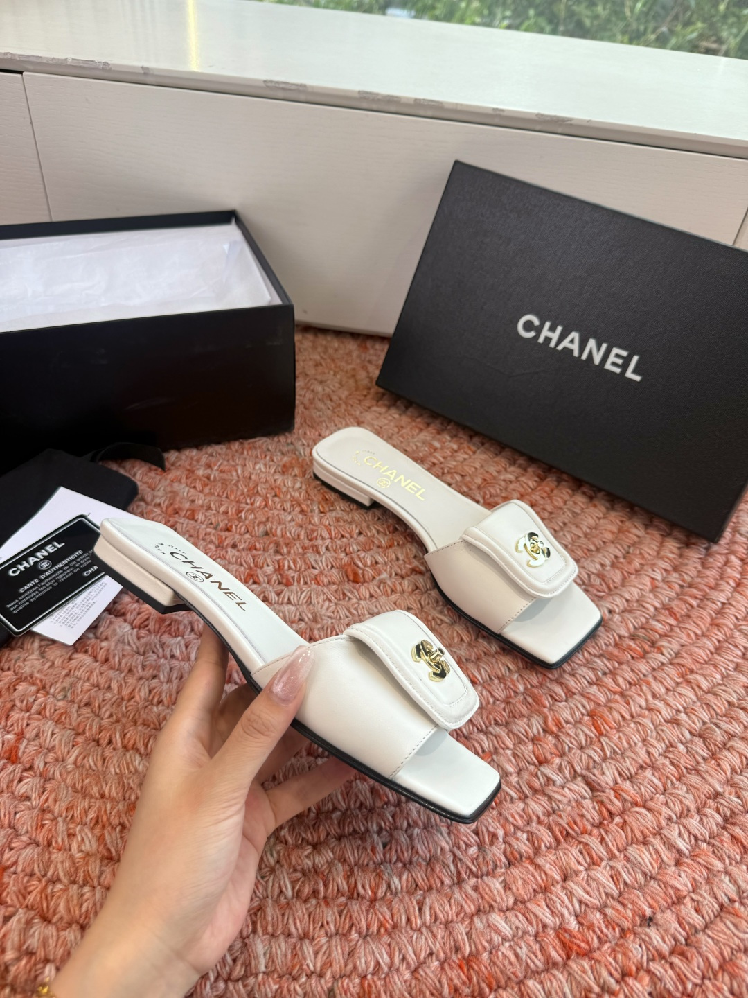 🌾G042😀CHANE*｜小香2026走秀款双C锁扣拖鞋凉鞋当巴黎大皇宫的秀场灯光聚焦于足尖这双走秀款大