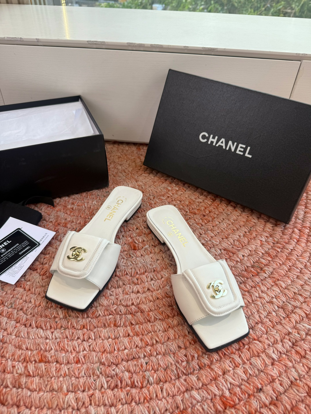 🌾G042😀CHANE*｜小香2026走秀款双C锁扣拖鞋凉鞋当巴黎大皇宫的秀场灯光聚焦于足尖这双走秀款大