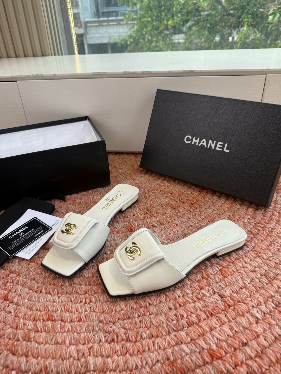 🌾G042😀CHANE*｜小香2026走秀款双C锁扣拖鞋凉鞋当巴黎大皇宫的秀场灯光聚焦于足尖这双走秀款大