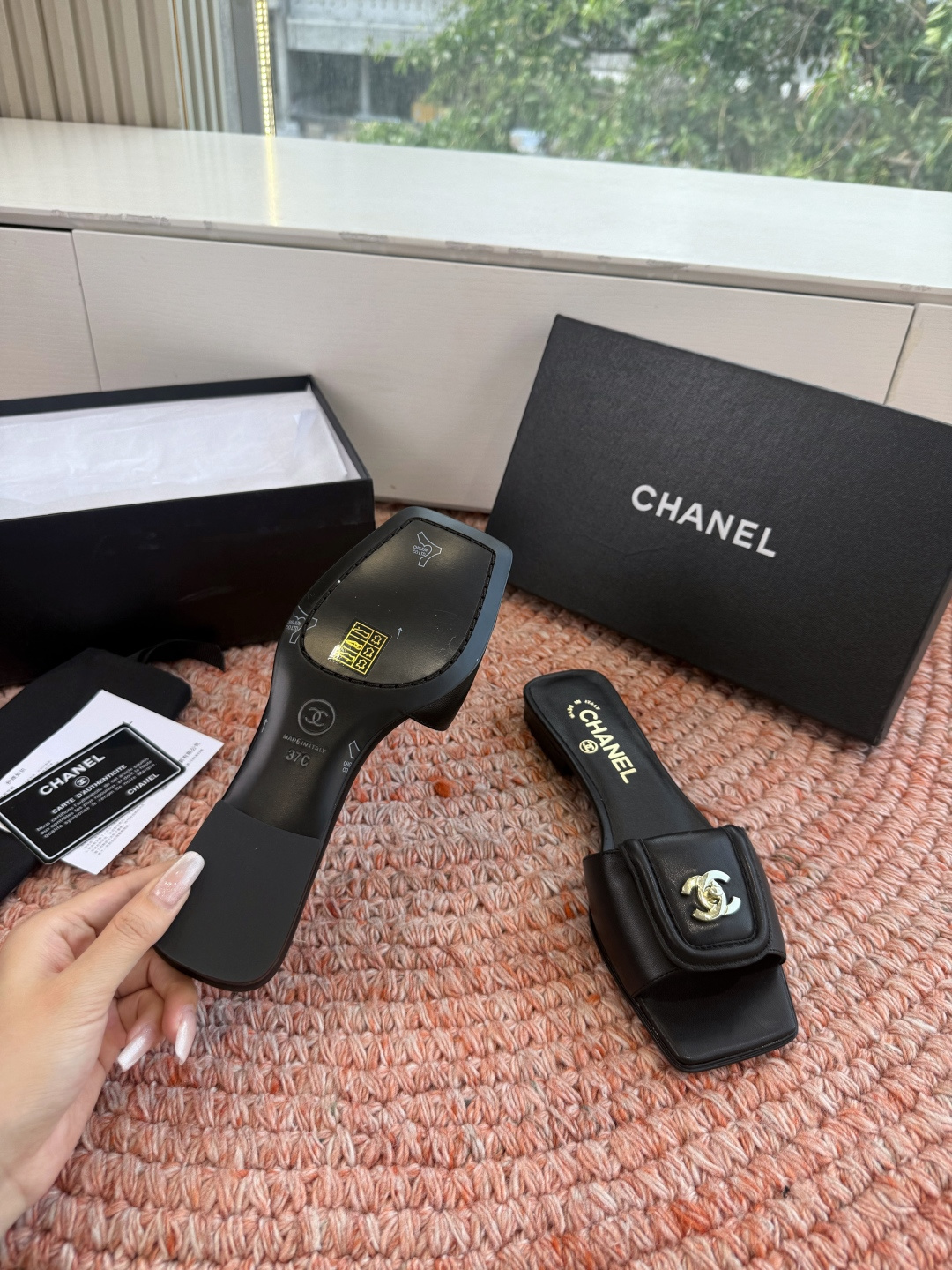 🌾G042😀CHANE*｜小香2026走秀款双C锁扣拖鞋凉鞋当巴黎大皇宫的秀场灯光聚焦于足尖这双走秀款大
