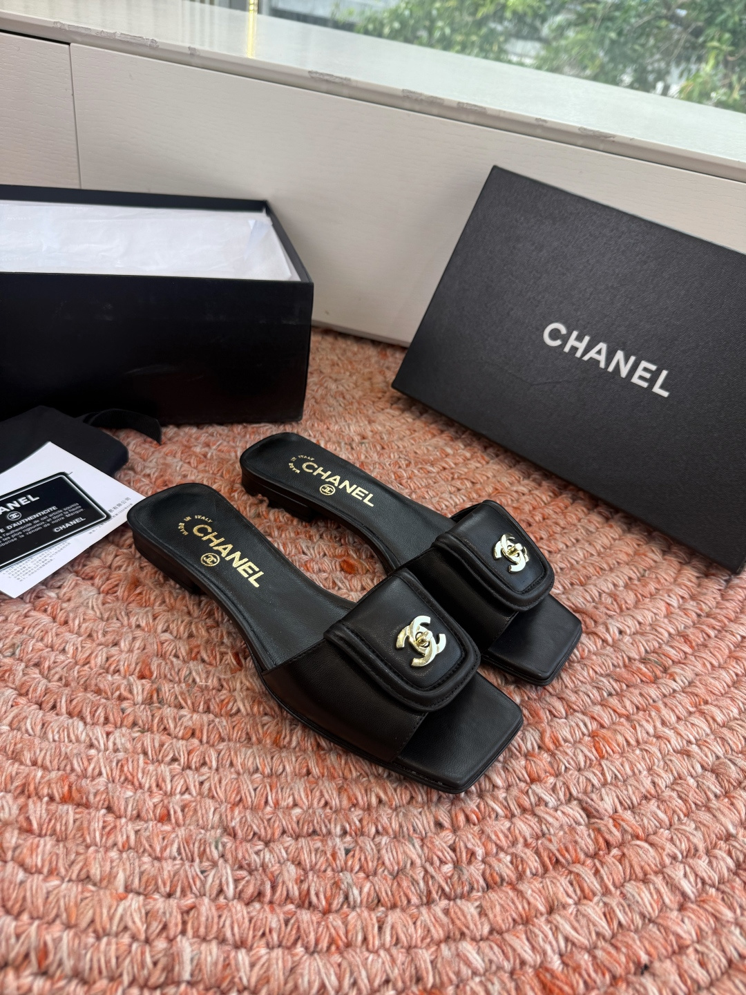 🌾G042😀CHANE*｜小香2026走秀款双C锁扣拖鞋凉鞋当巴黎大皇宫的秀场灯光聚焦于足尖这双走秀款大