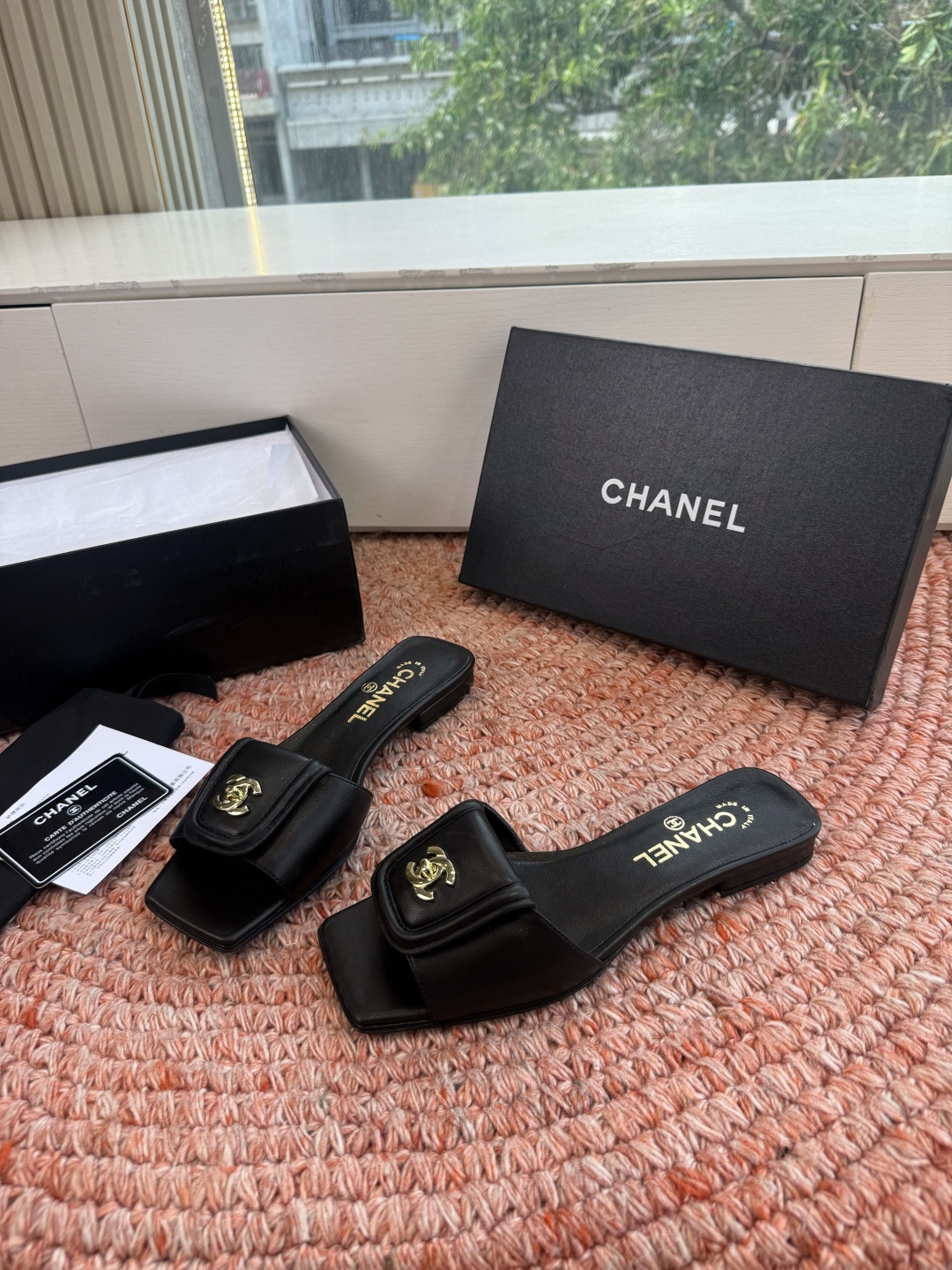 🌾G042😀CHANE*｜小香2026走秀款双C锁扣拖鞋凉鞋当巴黎大皇宫的秀场灯光聚焦于足尖这双走秀款大