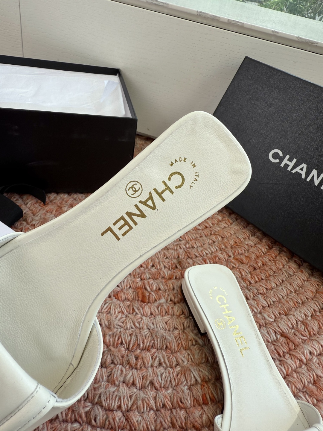 🌾G042😀CHANE*｜小香2026走秀款双C锁扣拖鞋凉鞋当巴黎大皇宫的秀场灯光聚焦于足尖这双走秀款大