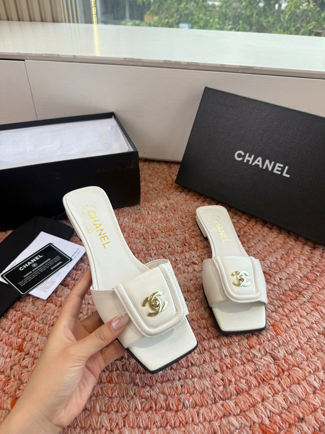 🌾G042😀CHANE*｜小香2026走秀款双C锁扣拖鞋凉鞋当巴黎大皇宫的秀场灯光聚焦于足尖这双走秀款大