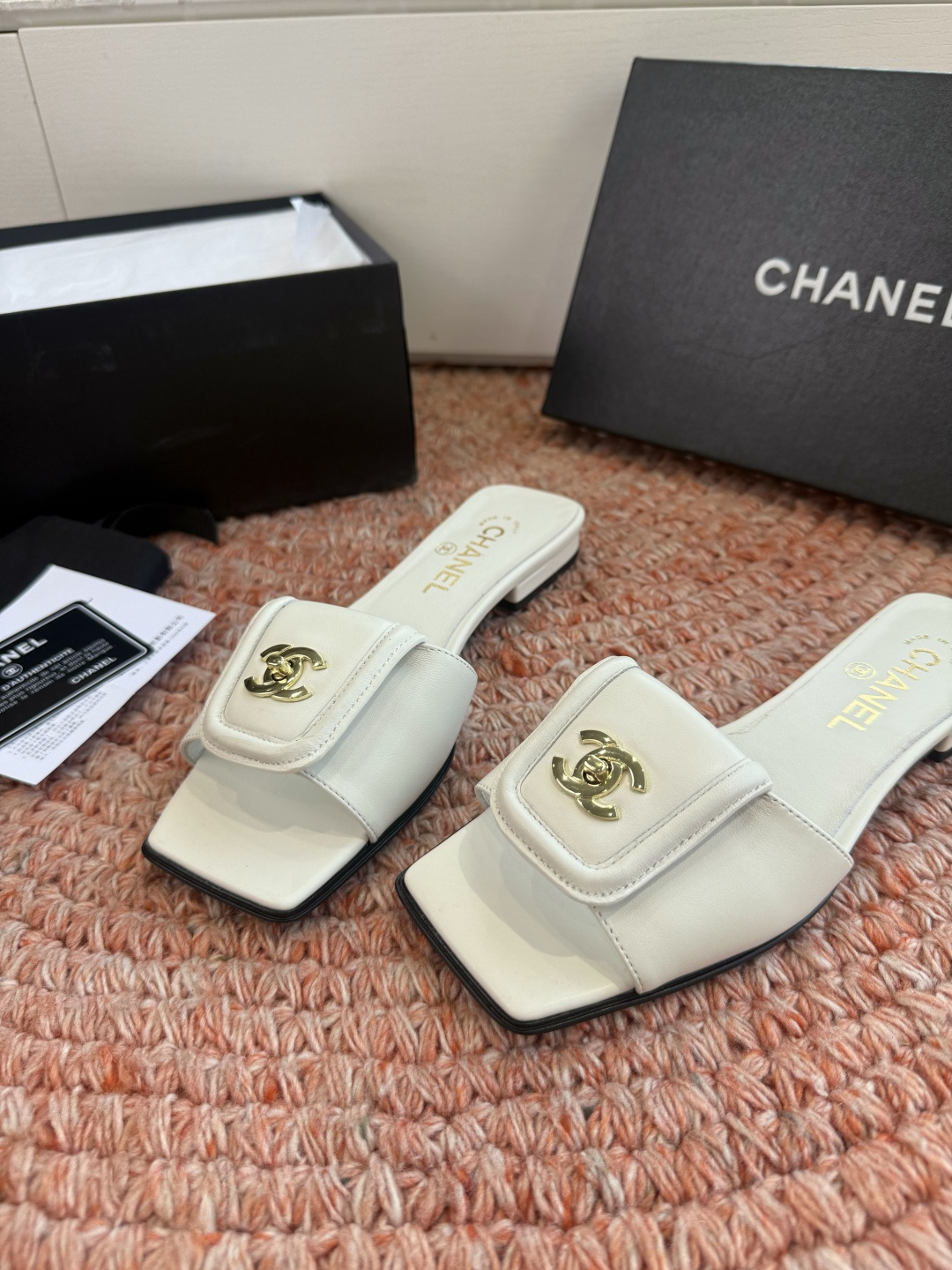 🌾G042😀CHANE*｜小香2026走秀款双C锁扣拖鞋凉鞋当巴黎大皇宫的秀场灯光聚焦于足尖这双走秀款大