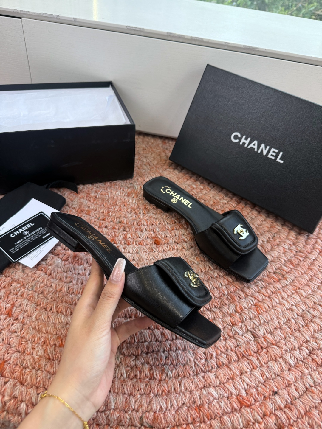 🌾G042😀CHANE*｜小香2026走秀款双C锁扣拖鞋凉鞋当巴黎大皇宫的秀场灯光聚焦于足尖这双走秀款大