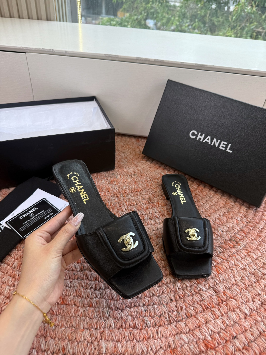 🌾G042😀CHANE*｜小香2026走秀款双C锁扣拖鞋凉鞋当巴黎大皇宫的秀场灯光聚焦于足尖这双走秀款大