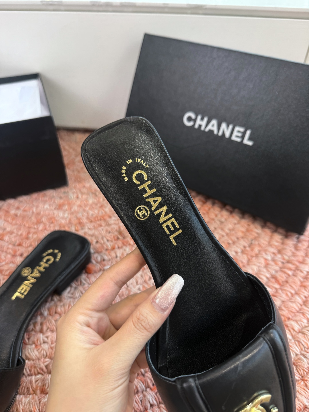 🌾G042😀CHANE*｜小香2026走秀款双C锁扣拖鞋凉鞋当巴黎大皇宫的秀场灯光聚焦于足尖这双走秀款大