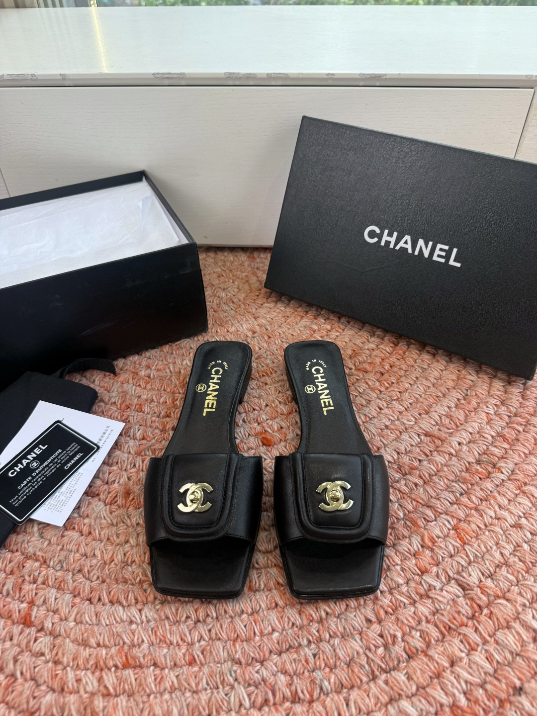 🌾G042😀CHANE*｜小香2026走秀款双C锁扣拖鞋凉鞋当巴黎大皇宫的秀场灯光聚焦于足尖这双走秀款大