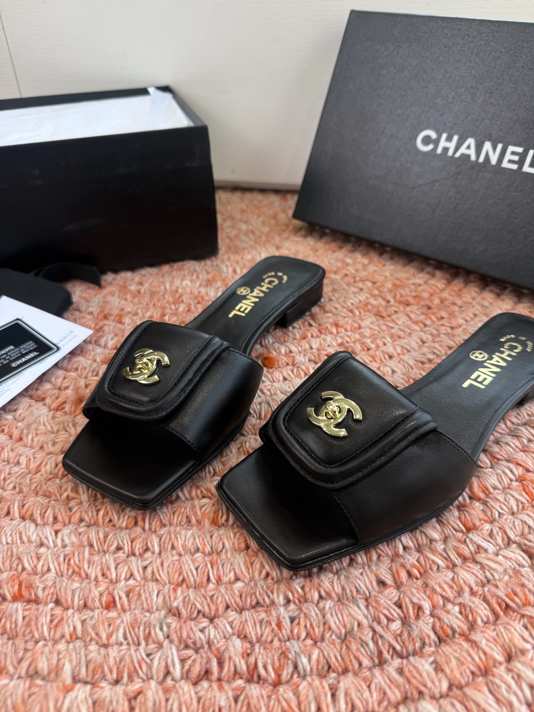 🌾G042😀CHANE*｜小香2026走秀款双C锁扣拖鞋凉鞋当巴黎大皇宫的秀场灯光聚焦于足尖这双走秀款大