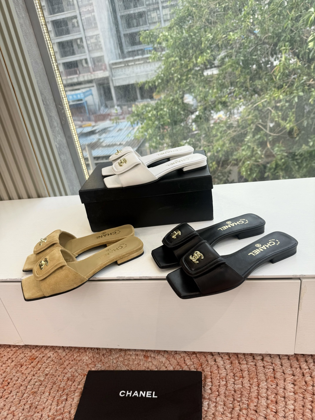 🌾G042😀CHANE*｜小香2026走秀款双C锁扣拖鞋凉鞋当巴黎大皇宫的秀场灯光聚焦于足尖这双走秀款大