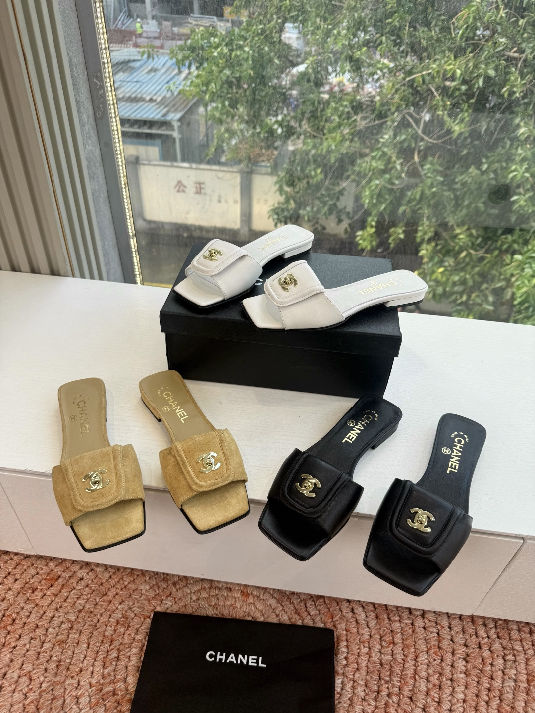 🌾G042😀CHANE*｜小香2026走秀款双C锁扣拖鞋凉鞋当巴黎大皇宫的秀场灯光聚焦于足尖这双走秀款大