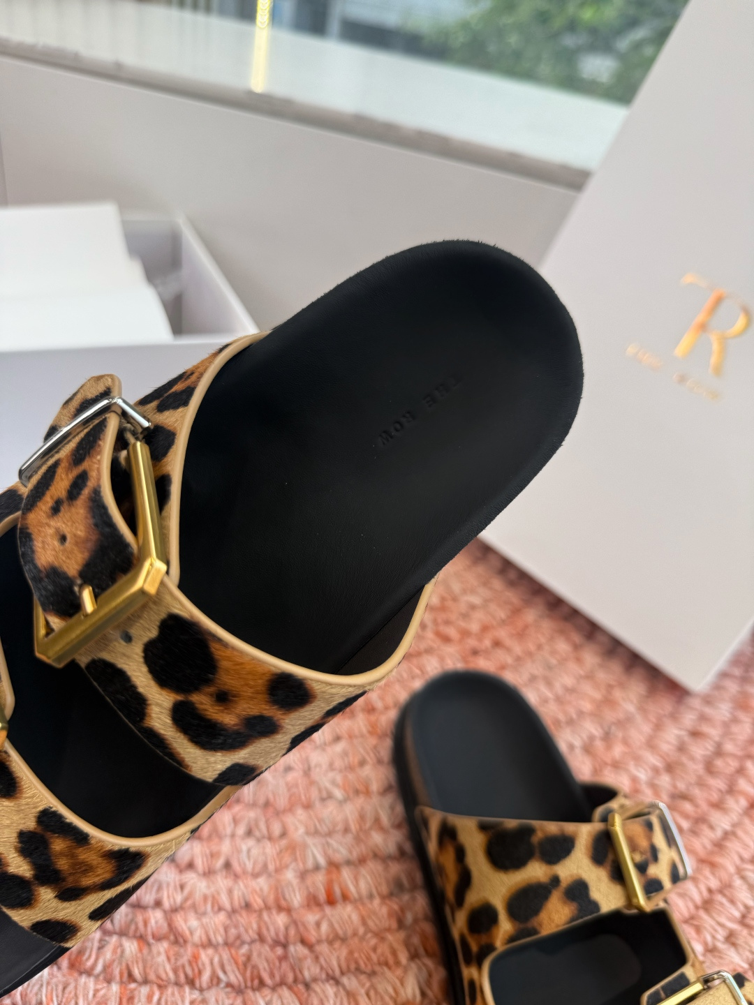 🌾所见即所得G187代购级别the ro沙滩拖鞋一定要收了它 有一丢高级又简约的感觉其实除了好看以外它的