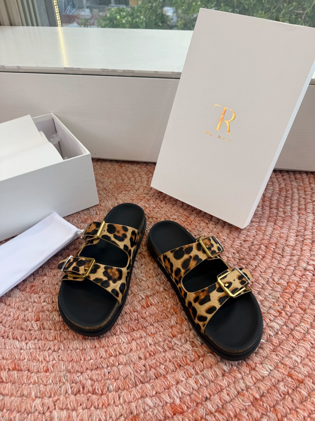 🌾所见即所得G187代购级别the ro沙滩拖鞋一定要收了它 有一丢高级又简约的感觉其实除了好看以外它的