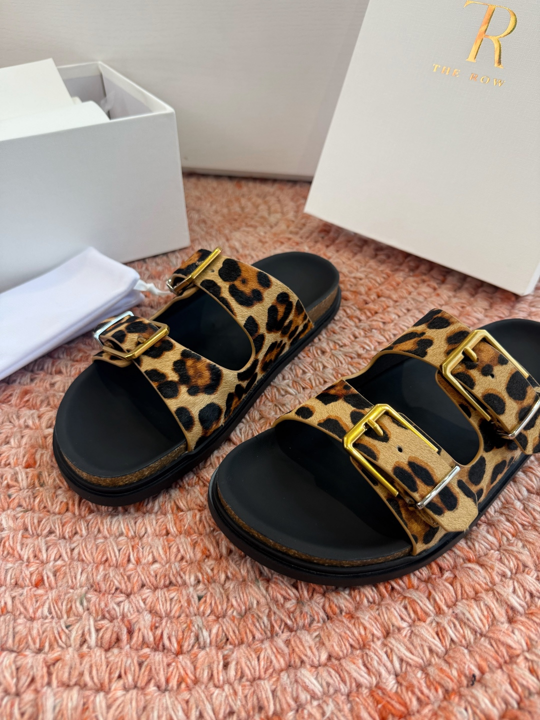 🌾所见即所得G187代购级别the ro沙滩拖鞋一定要收了它 有一丢高级又简约的感觉其实除了好看以外它的