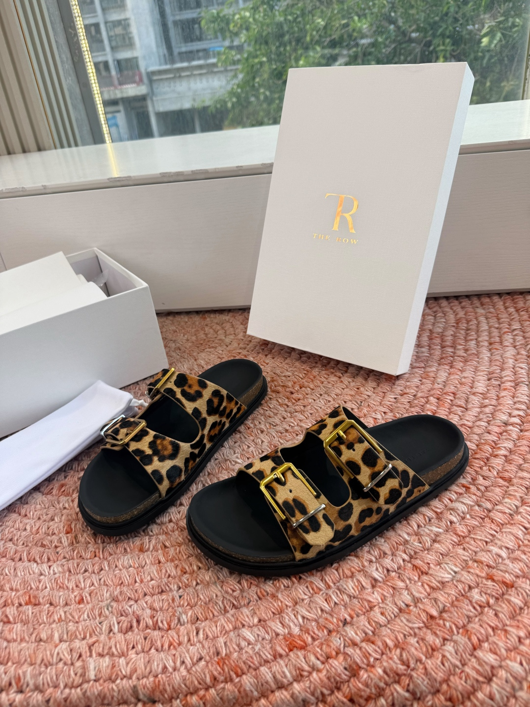 🌾所见即所得G187代购级别the ro沙滩拖鞋一定要收了它 有一丢高级又简约的感觉其实除了好看以外它的