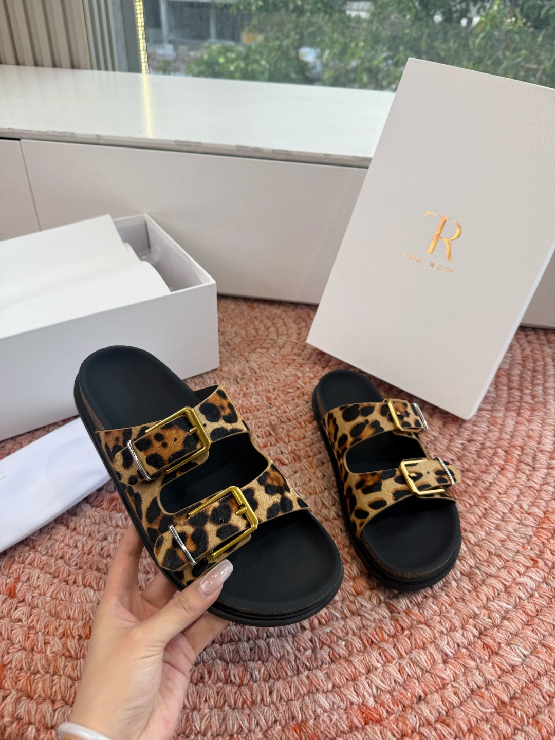 🌾所见即所得G187代购级别the ro沙滩拖鞋一定要收了它 有一丢高级又简约的感觉其实除了好看以外它的