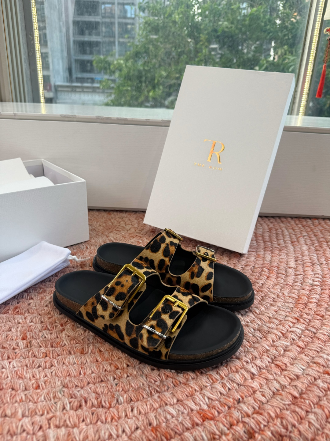 🌾所见即所得G187代购级别the ro沙滩拖鞋一定要收了它 有一丢高级又简约的感觉其实除了好看以外它的