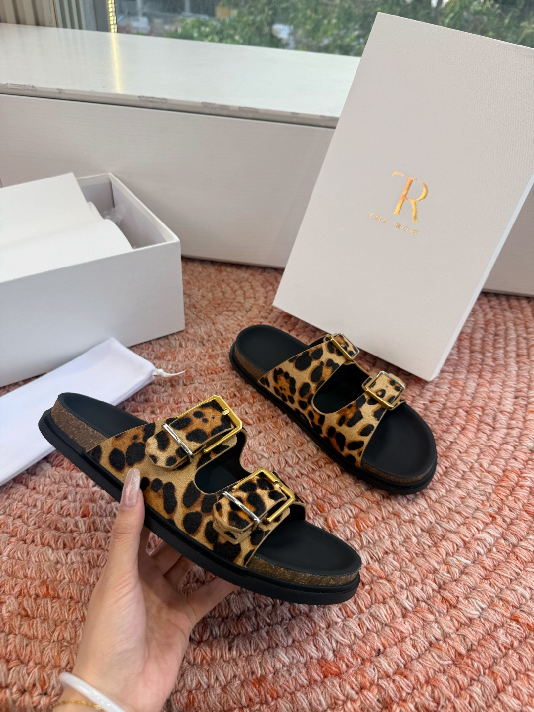 🌾所见即所得G187代购级别the ro沙滩拖鞋一定要收了它 有一丢高级又简约的感觉其实除了好看以外它的