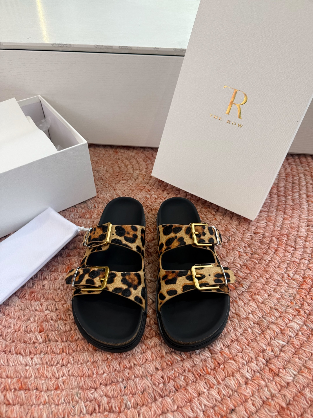 🌾所见即所得G187代购级别the ro沙滩拖鞋一定要收了它 有一丢高级又简约的感觉其实除了好看以外它的