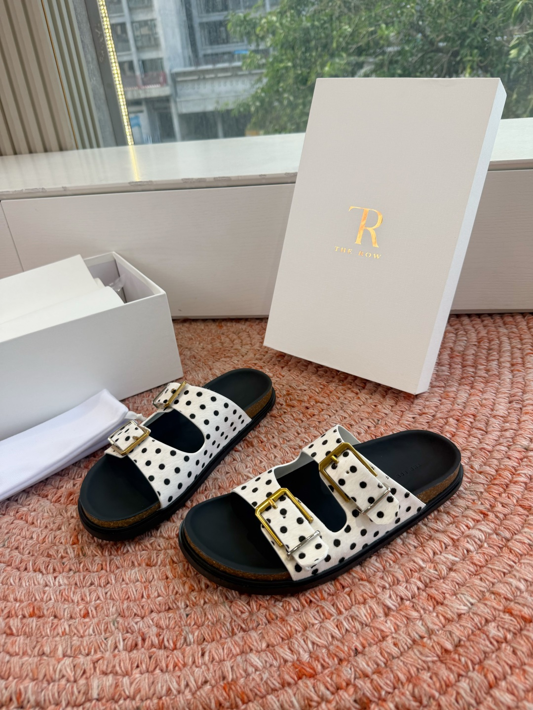 🌾所见即所得G187代购级别the ro沙滩拖鞋一定要收了它 有一丢高级又简约的感觉其实除了好看以外它的