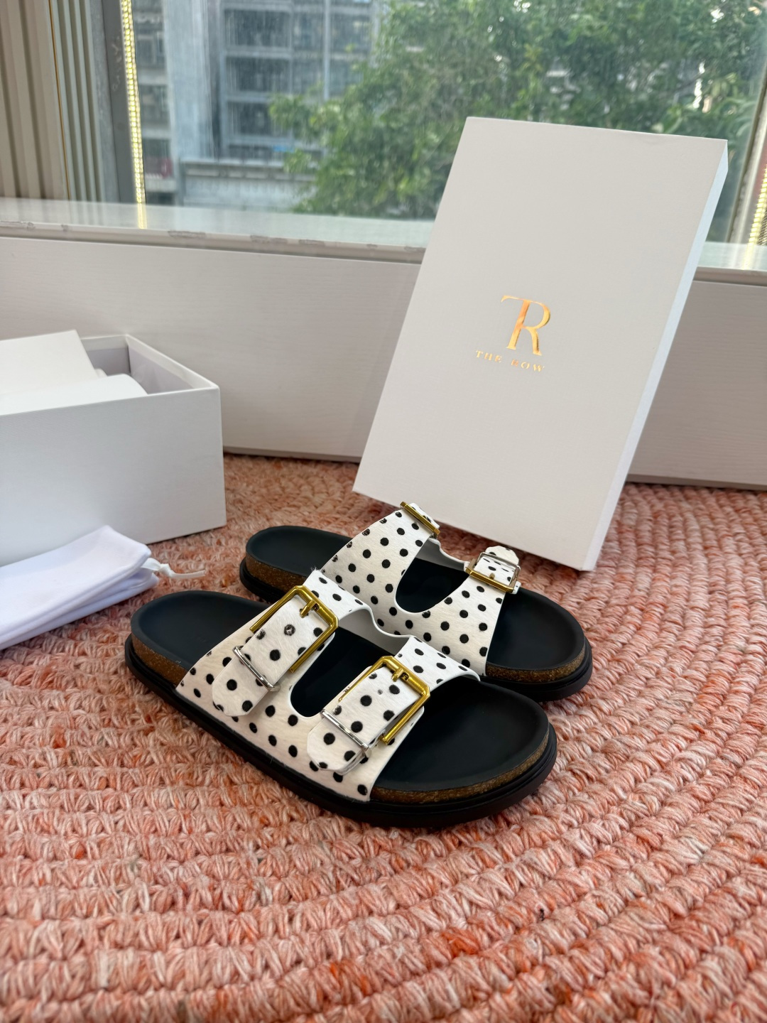 🌾所见即所得G187代购级别the ro沙滩拖鞋一定要收了它 有一丢高级又简约的感觉其实除了好看以外它的