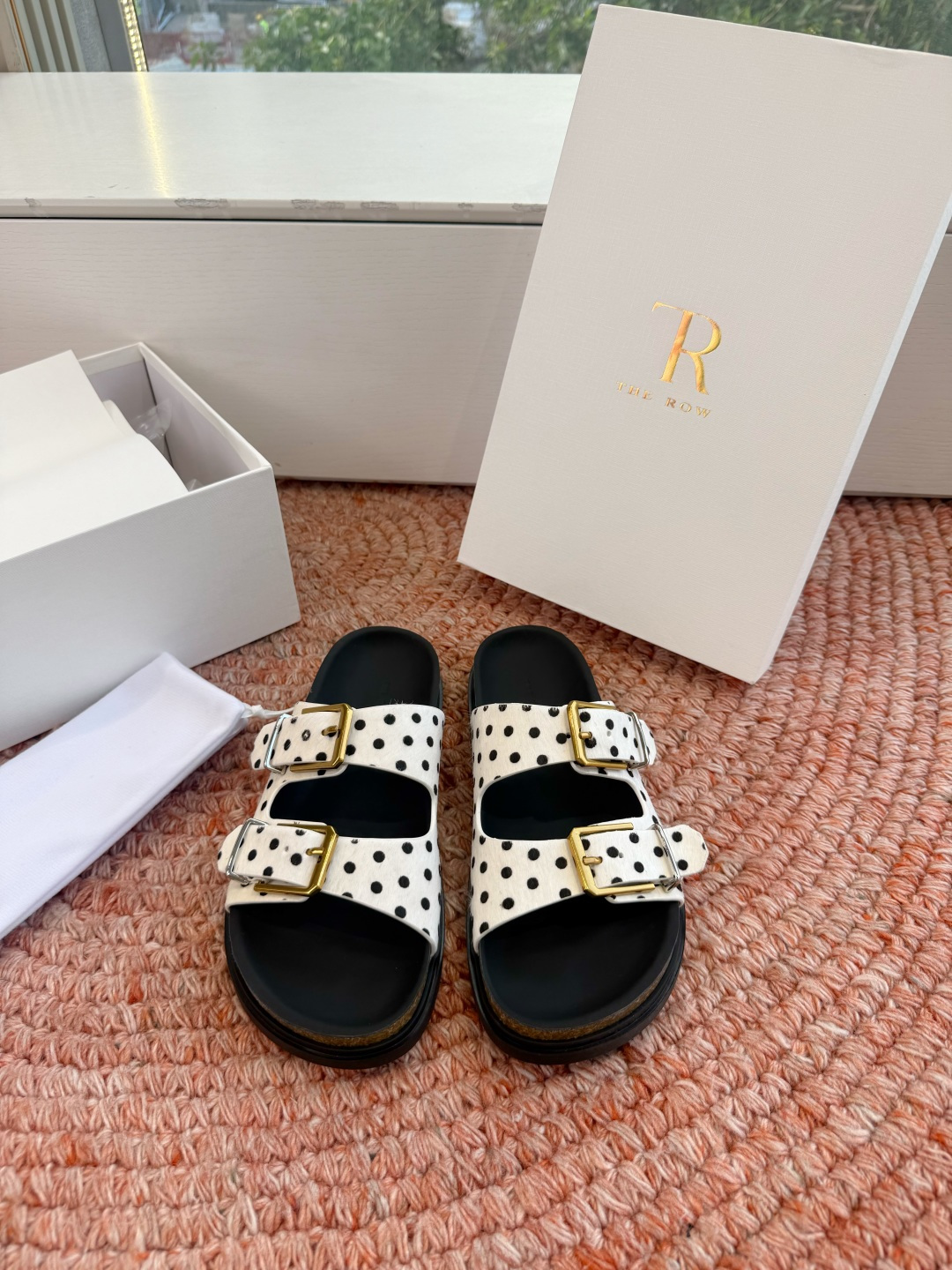 🌾所见即所得G187代购级别the ro沙滩拖鞋一定要收了它 有一丢高级又简约的感觉其实除了好看以外它的