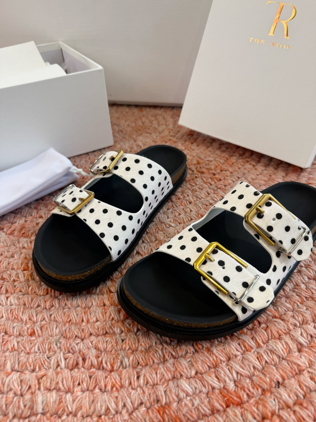 🌾所见即所得G187代购级别the ro沙滩拖鞋一定要收了它 有一丢高级又简约的感觉其实除了好看以外它的