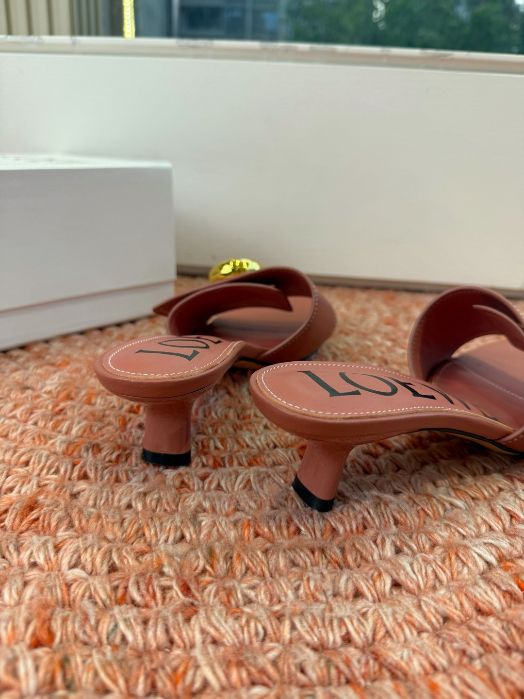 🌾G042顶级品质LOEWE 罗意威 法式复古感的拖鞋来啦！✔️饰以Anagram Pebble标志性元