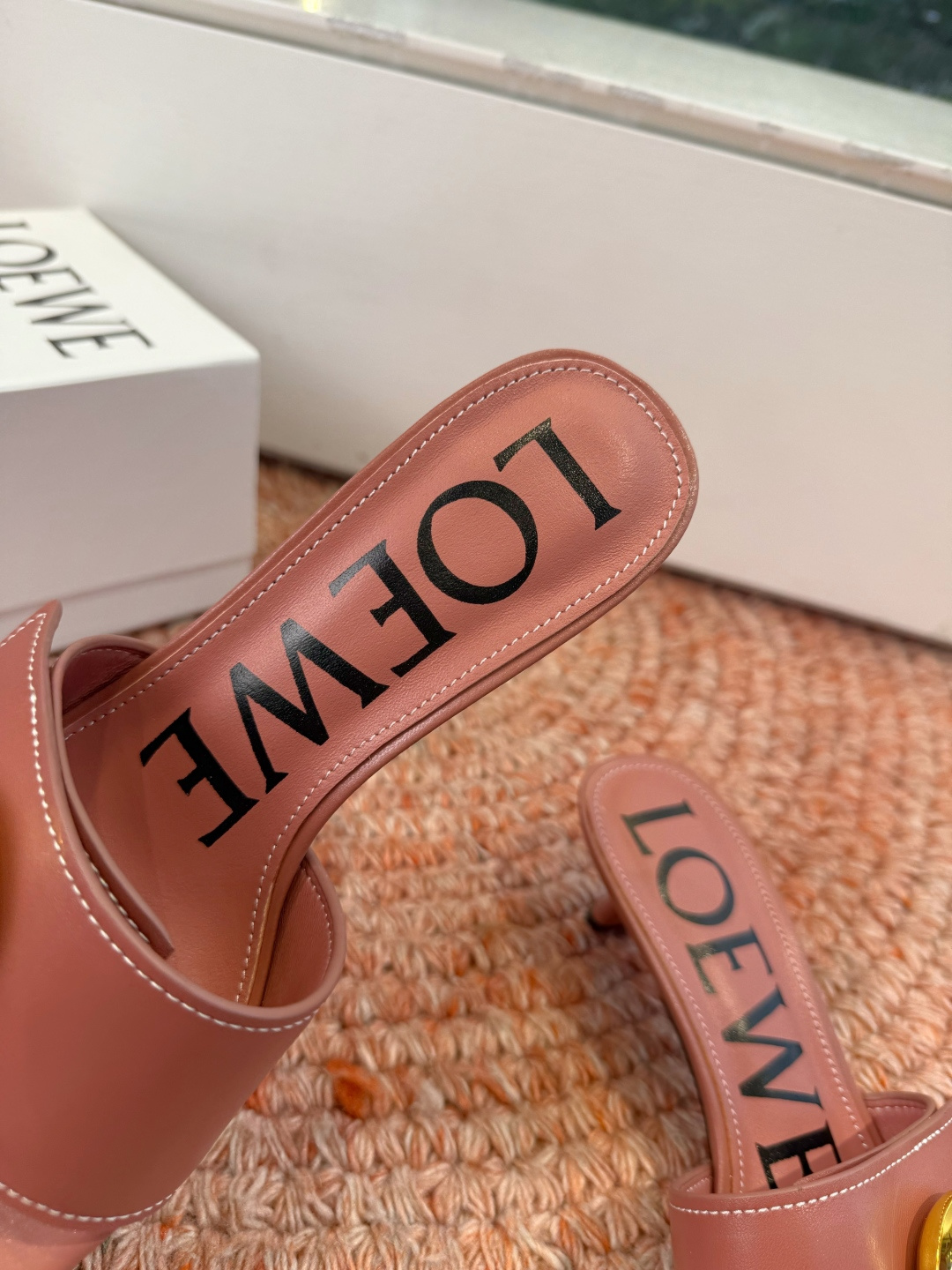 🌾G042顶级品质LOEWE 罗意威 法式复古感的拖鞋来啦！✔️饰以Anagram Pebble标志性元