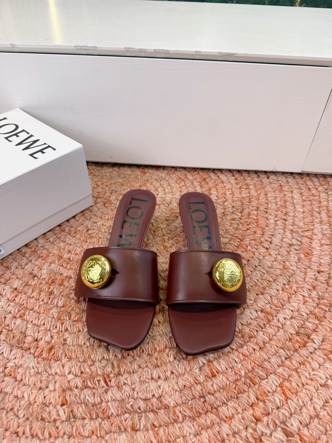 NO:789221,Top quality LOEWE French retro style slippers are here!  The new sandals decorated with the iconic elements of Anagram Pebble are full of elegance, and the design is inspired by the shoulder straps of the Pebble handbag. The upper is decorated with large metal Anagram Pebble, and the fabric is made of super soft cowhide. Sheepskin lining greatly improves wearing comfort. Sole 35-41 (40.41 customization is non-returnable and non-exchangeable), slippers, loewe, loewe, sandals, slippers, cowhide, sheepskin19860909顶级品质LOEWE 罗意威 法式复古感的拖鞋来啦！ 饰以Anagram Pebble标志性元素的新款凉鞋尽显 优雅气质,设计灵感源自Pebble手袋的肩带 鞋面饰大号金属Anagram Pebble装饰, 面料采用超柔软牛皮材 内里羊皮 大大提升穿着舒适度 鞋底35-41(40.41定制不退不换),拖鞋,loewe,loewe,sandals,slippers,cowhide,sheepskin,Women's Shoes