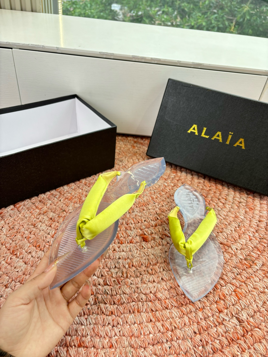 🌾G177顶级品质ALAIA 𝟐𝟔/𝐀𝐖新品彩色缎面夹脚拖｜夏日里的流动色彩诗把夏日调色盘揉进缎面里 每