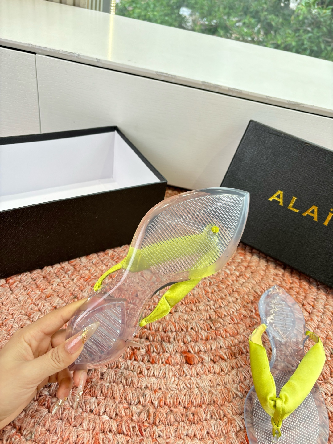 🌾G177顶级品质ALAIA 𝟐𝟔/𝐀𝐖新品彩色缎面夹脚拖｜夏日里的流动色彩诗把夏日调色盘揉进缎面里 每