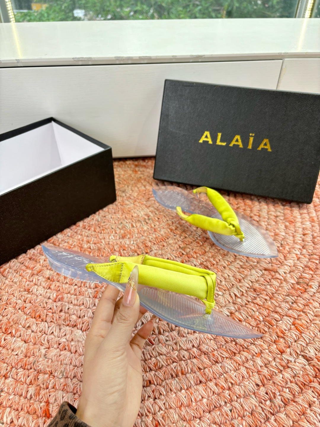 🌾G177顶级品质ALAIA 𝟐𝟔/𝐀𝐖新品彩色缎面夹脚拖｜夏日里的流动色彩诗把夏日调色盘揉进缎面里 每