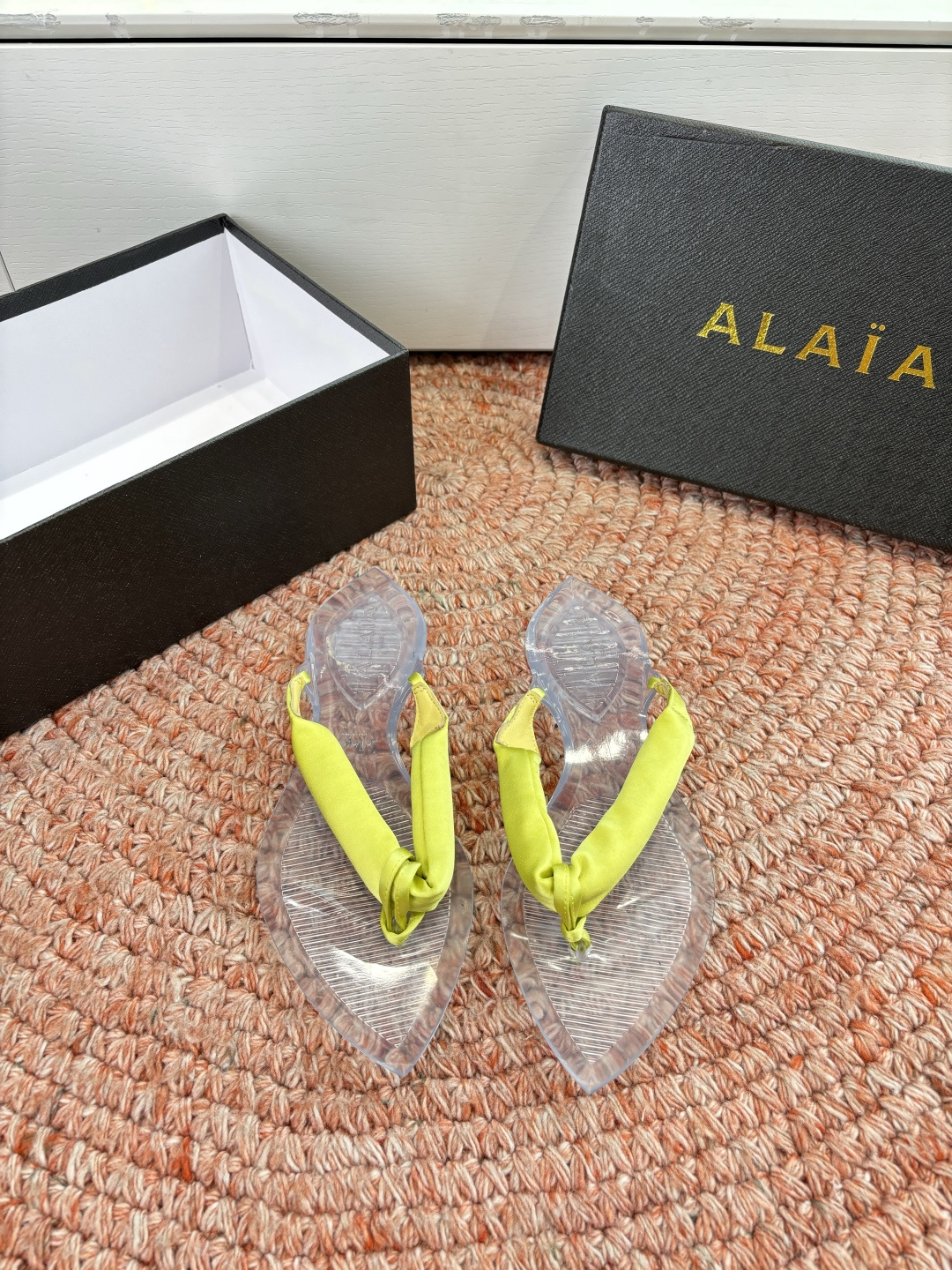 🌾G177顶级品质ALAIA 𝟐𝟔/𝐀𝐖新品彩色缎面夹脚拖｜夏日里的流动色彩诗把夏日调色盘揉进缎面里 每