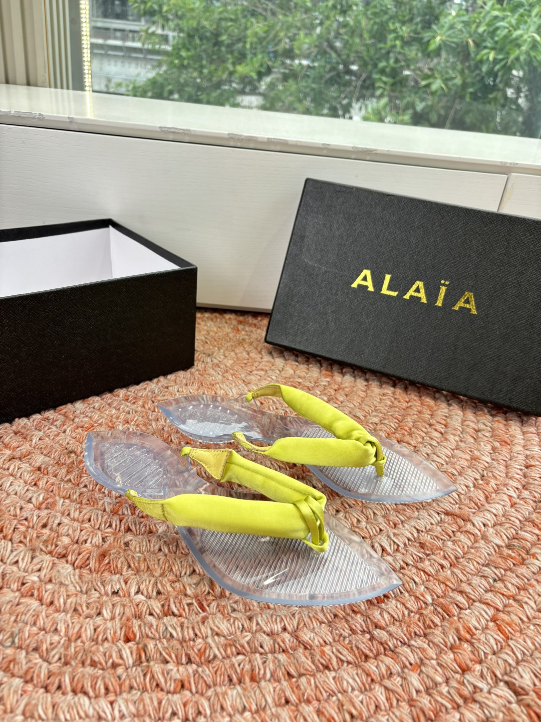🌾G177顶级品质ALAIA 𝟐𝟔/𝐀𝐖新品彩色缎面夹脚拖｜夏日里的流动色彩诗把夏日调色盘揉进缎面里 每