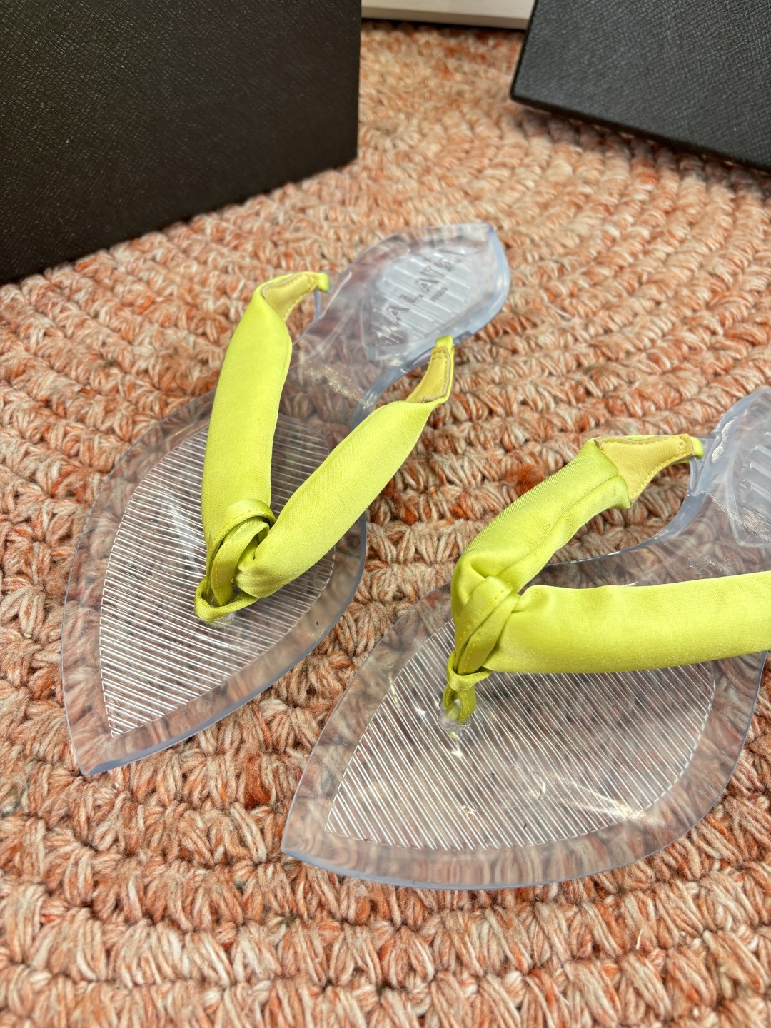 🌾G177顶级品质ALAIA 𝟐𝟔/𝐀𝐖新品彩色缎面夹脚拖｜夏日里的流动色彩诗把夏日调色盘揉进缎面里 每