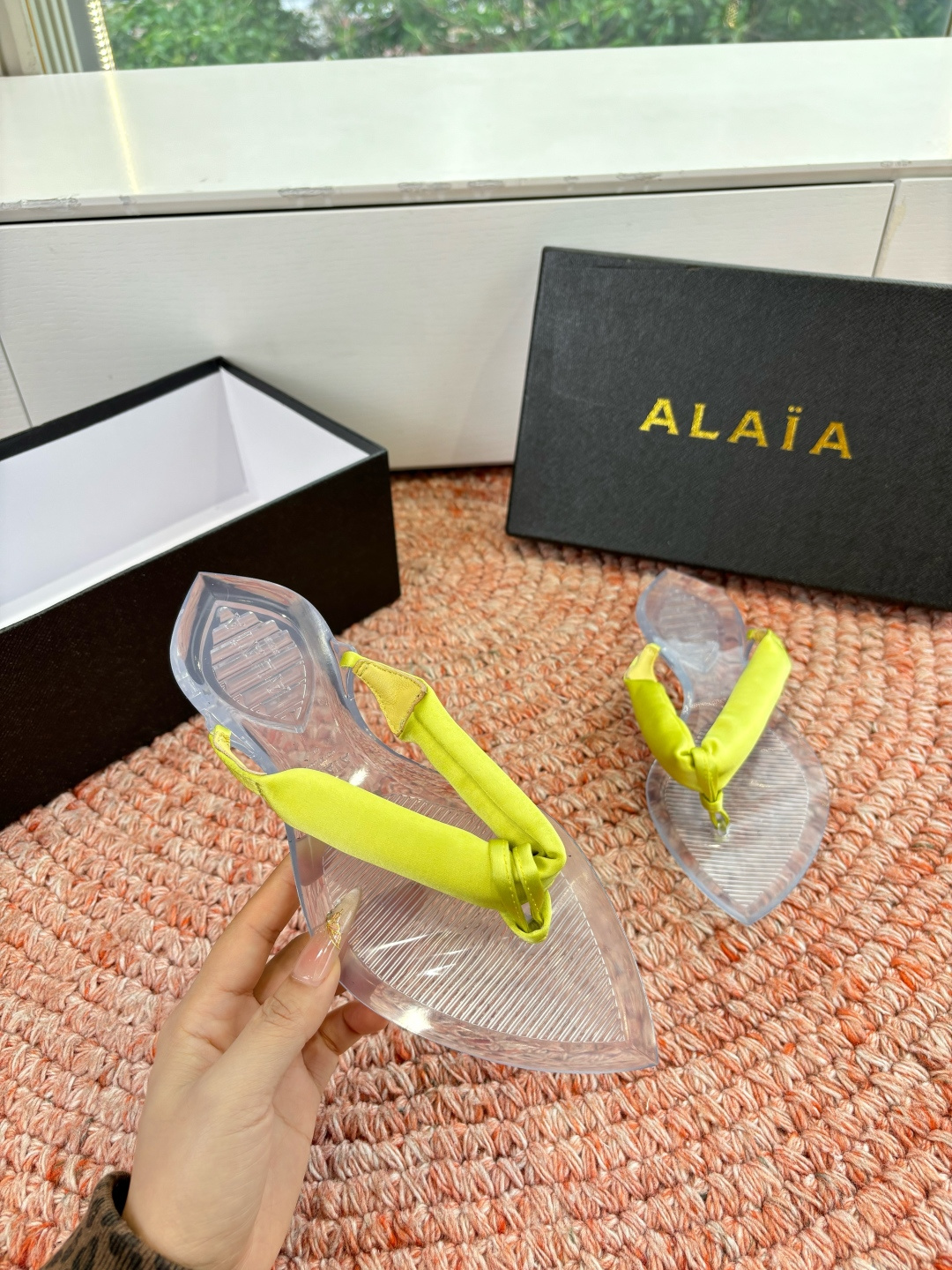 🌾G177顶级品质ALAIA 𝟐𝟔/𝐀𝐖新品彩色缎面夹脚拖｜夏日里的流动色彩诗把夏日调色盘揉进缎面里 每