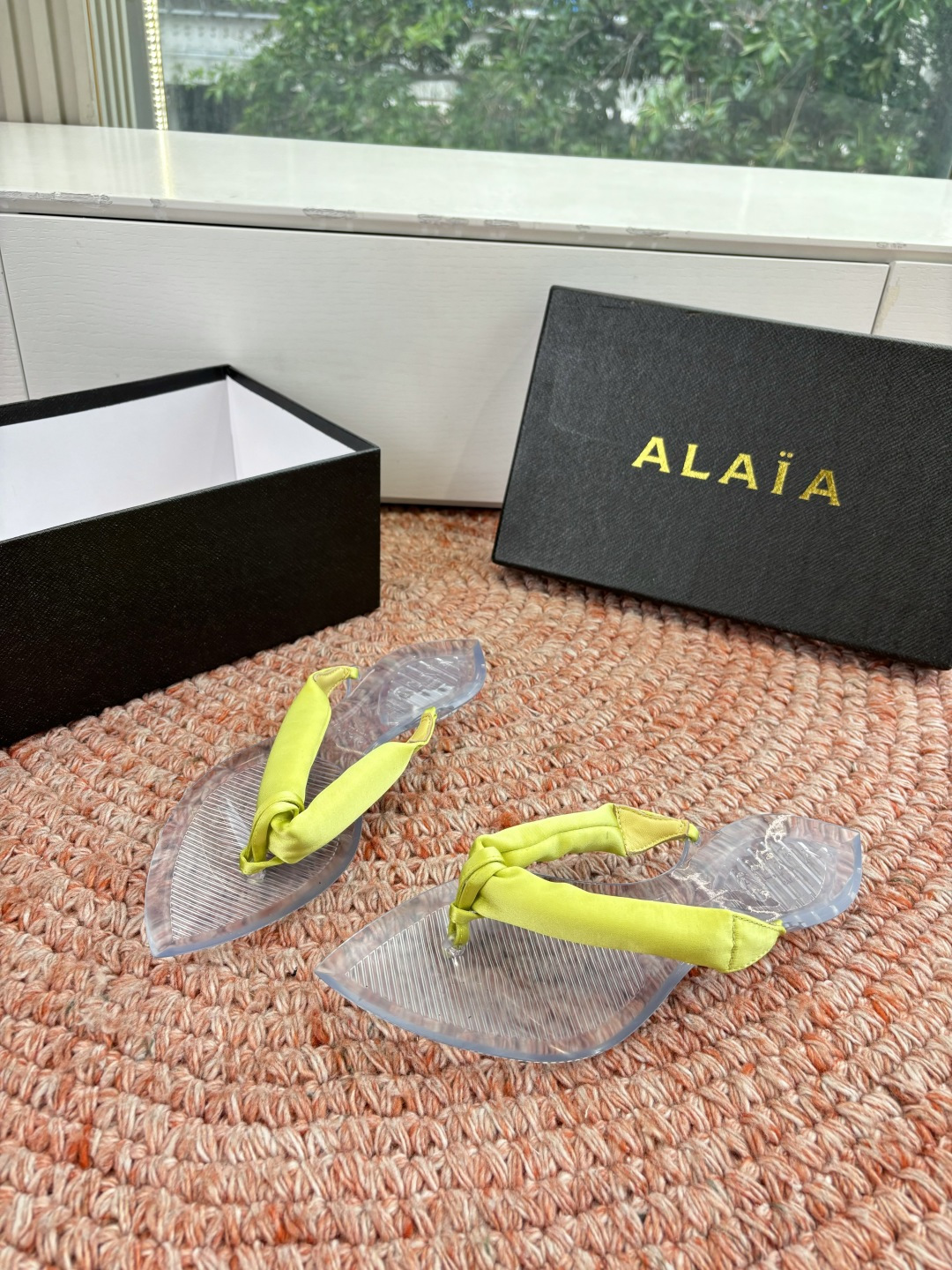 🌾G177顶级品质ALAIA 𝟐𝟔/𝐀𝐖新品彩色缎面夹脚拖｜夏日里的流动色彩诗把夏日调色盘揉进缎面里 每
