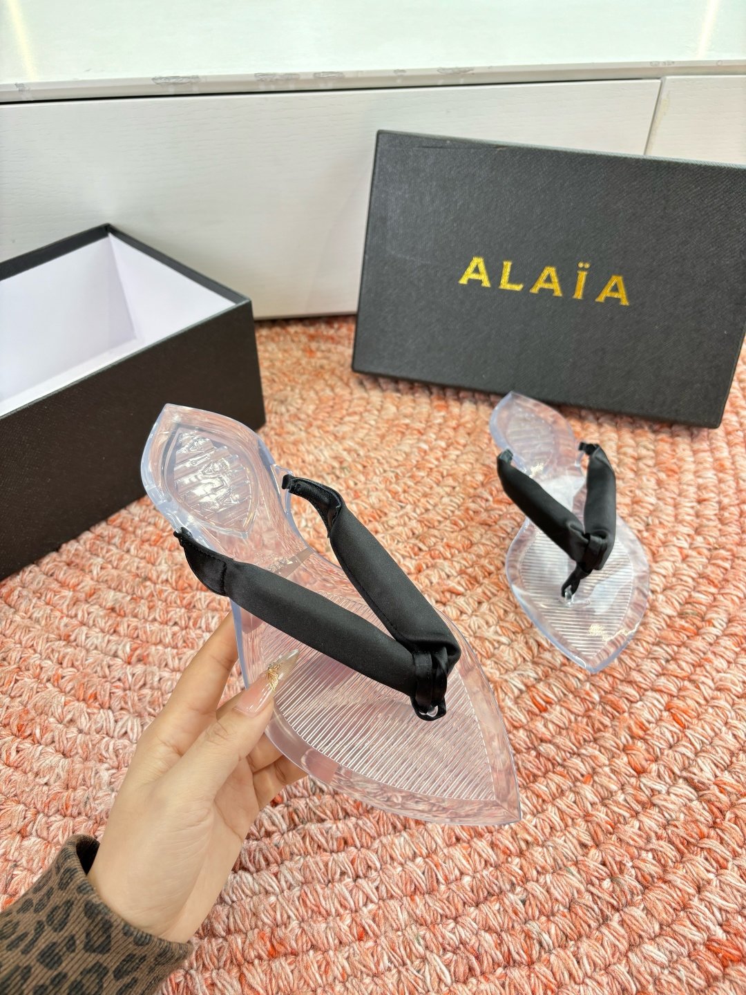 🌾G177顶级品质ALAIA 𝟐𝟔/𝐀𝐖新品彩色缎面夹脚拖｜夏日里的流动色彩诗把夏日调色盘揉进缎面里 每