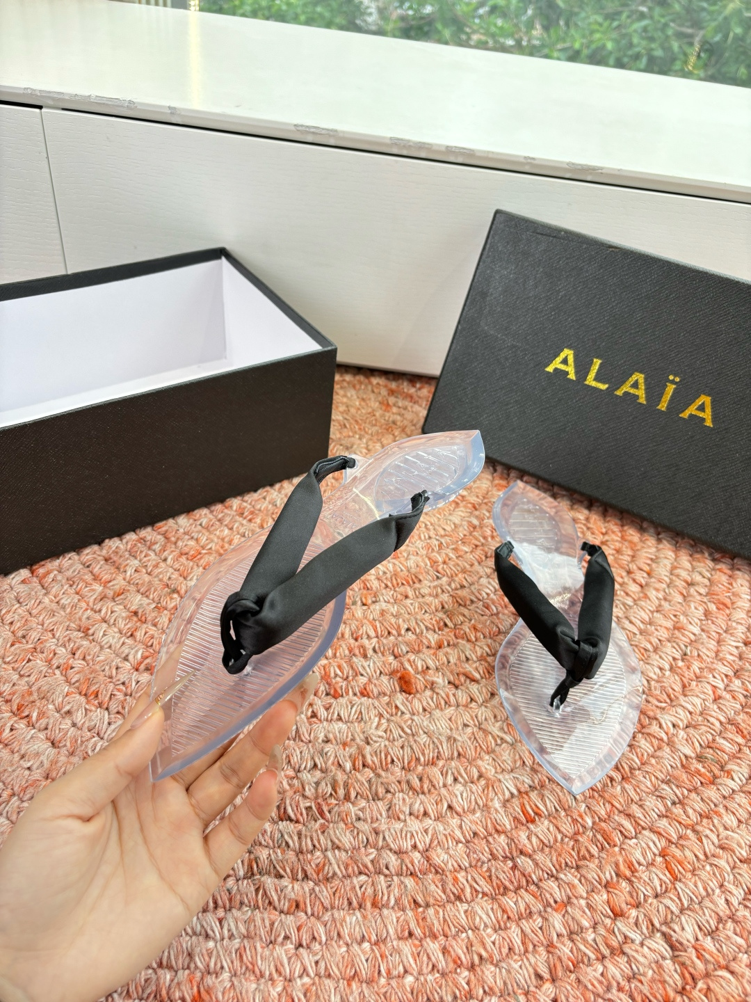 🌾G177顶级品质ALAIA 𝟐𝟔/𝐀𝐖新品彩色缎面夹脚拖｜夏日里的流动色彩诗把夏日调色盘揉进缎面里 每