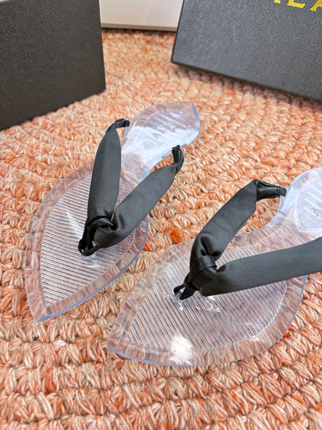 🌾G177顶级品质ALAIA 𝟐𝟔/𝐀𝐖新品彩色缎面夹脚拖｜夏日里的流动色彩诗把夏日调色盘揉进缎面里 每