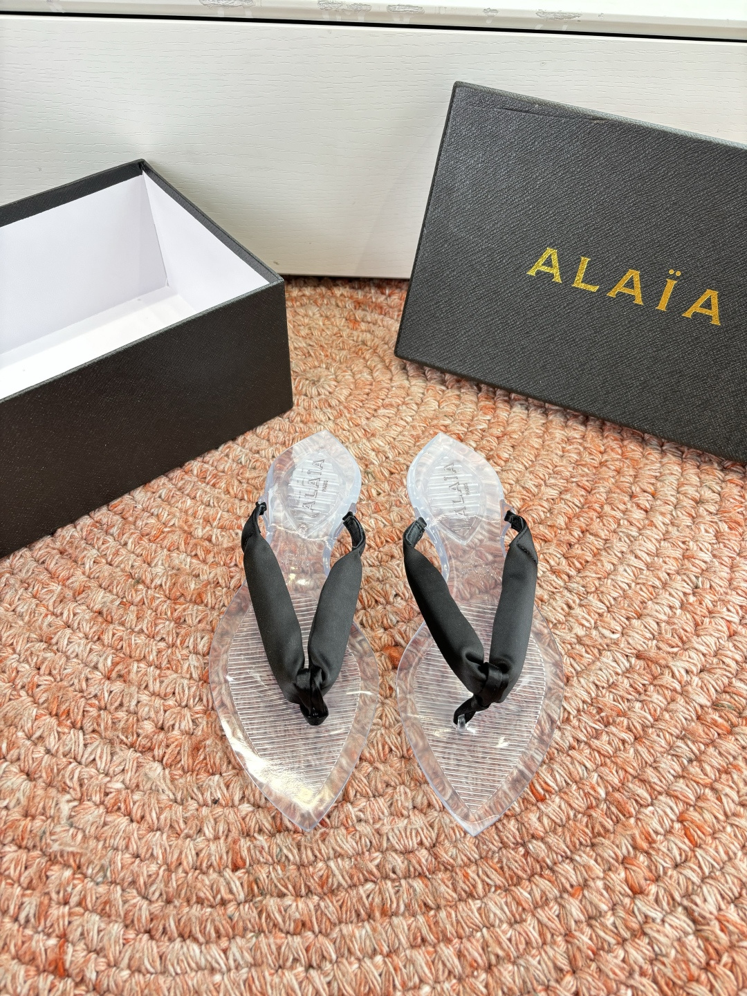 🌾G177顶级品质ALAIA 𝟐𝟔/𝐀𝐖新品彩色缎面夹脚拖｜夏日里的流动色彩诗把夏日调色盘揉进缎面里 每