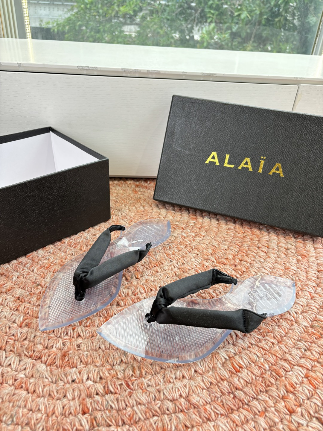 🌾G177顶级品质ALAIA 𝟐𝟔/𝐀𝐖新品彩色缎面夹脚拖｜夏日里的流动色彩诗把夏日调色盘揉进缎面里 每