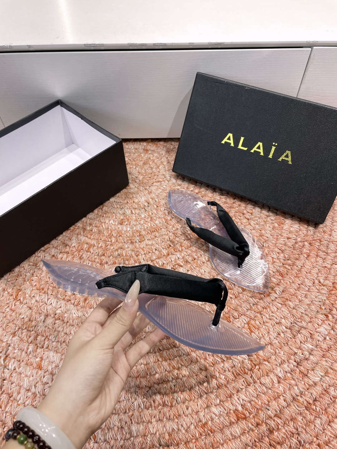 🌾G177顶级品质ALAIA 𝟐𝟔/𝐀𝐖新品彩色缎面夹脚拖｜夏日里的流动色彩诗把夏日调色盘揉进缎面里 每